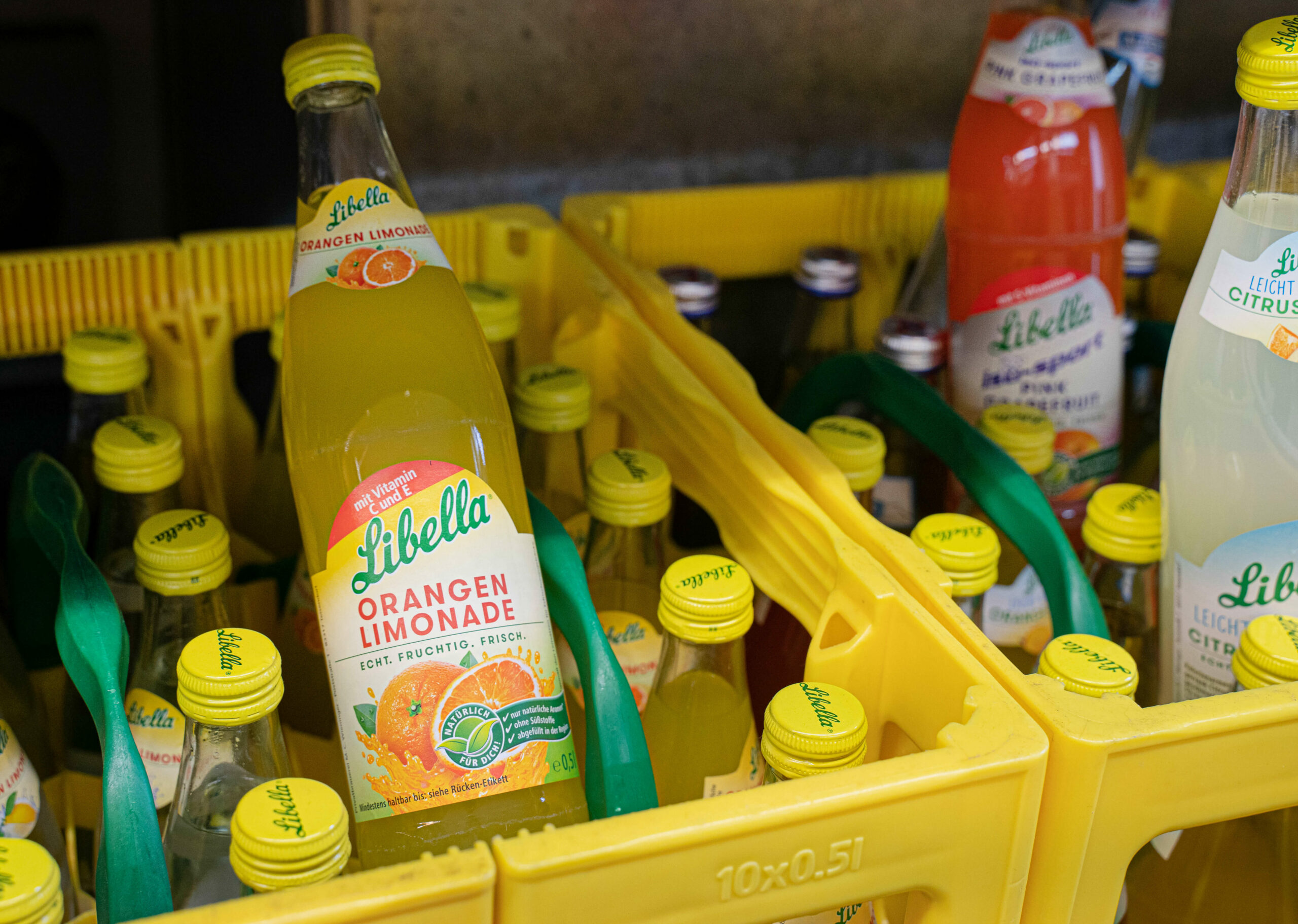 Getränkekästen gefüllt mit verschiedenen Sorten von Limonade der Marke 