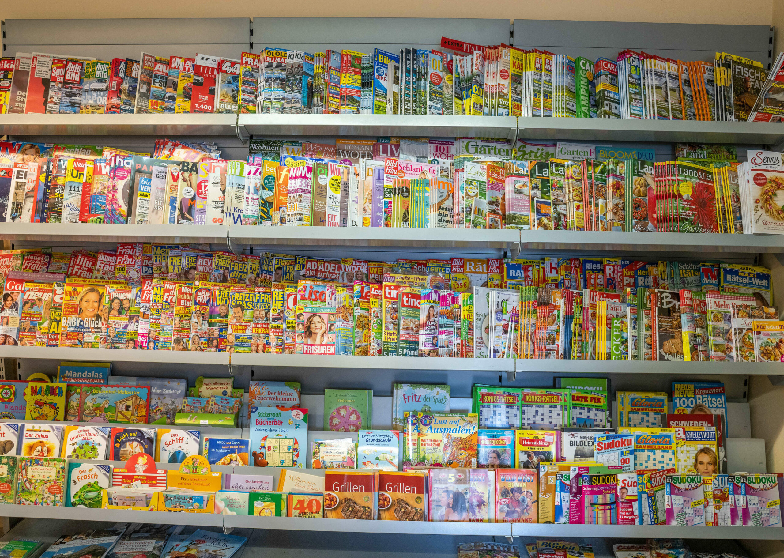 Viele bunte Zeitschriften in der Auslage eines Kiosk