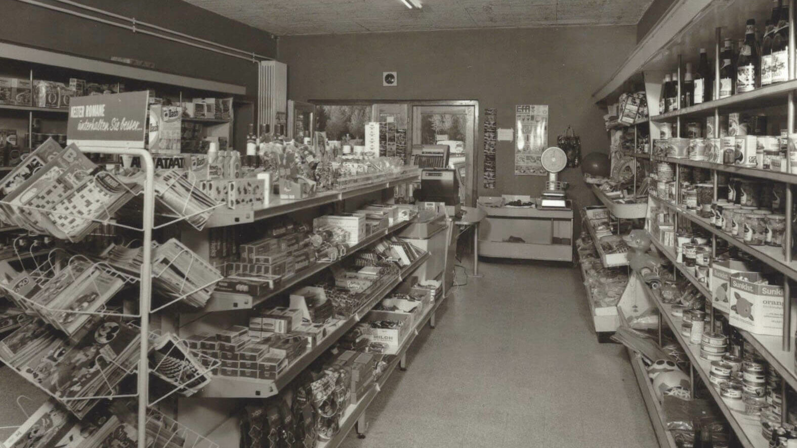 schwarz-weiß Fotografie eines alten Supermarkts von innen